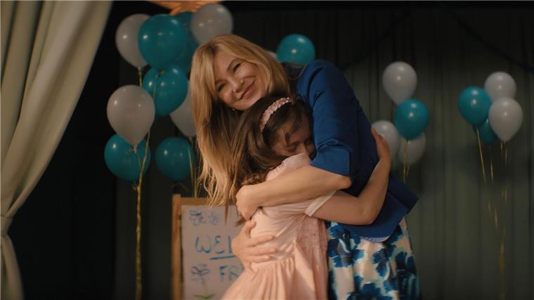 Aus einer Adoption wird ein Streitfall: Ellen Pompeo und Imogen Reid in „Good American Family“.