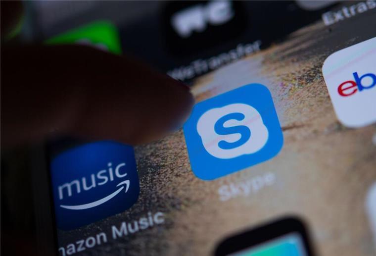 Bye-bye, Skype! Das Ende eines digitalen Urgesteins steht an Das Logo der App des Messengers Skype ist auf dem Display eines Smartphones zu sehen. Im Mai 2025 wird der Dienst abgeschaltet.