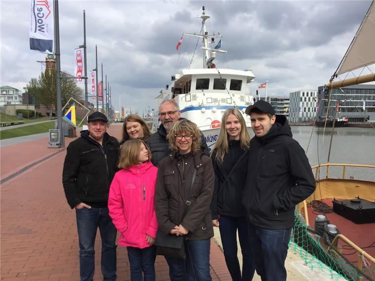 Die Touristen sind da: So läuft die Ostersaison in Bremerhaven Aus Kassel sind sie gemeinsam fürs Wochenende angereist: Renee, Diana und Stefanie Ter Steege, Jörg und Silvia Winkler mit Tochter Jana und Freund Christian Ernst erobern die maritimen Erlebnisse und haben vor allem Appetit auf - Fischbrötchen! Foto Schwan