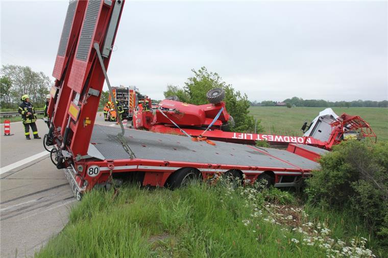Schwertransport kommt von Fahrbahn ab: Sperrung der A27 aufgehoben Aus noch ungeklärter Ursache landete der Schwertransporter samt Kran auf der A27 neben der Straße.