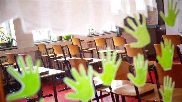 Bildungsprogramm: Rund 100 Millionen Euro für Bremer Schulen Aus Papier ausgeschnittene Hände hängen an einem Fenster zu einem Klassenraum in Bremen.