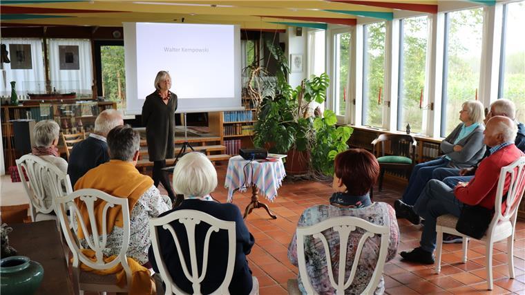 Die Gäste kommen beim Literaturnachmittag im Saal des Hauses zusammen.