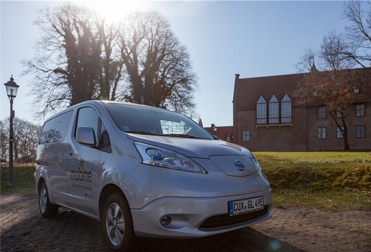 So fährt es sich mit dem E-Auto aus Neuenwalde Ausflug nach Bad Bederkesa mit der „Mobine“. Bei dem E-Auto handelt es sich um einen siebensitzigen Van. Seit August 2019 können Mitglieder des Verkehrsvereins Neuenwalde das Carsharing-Modell nutzen.