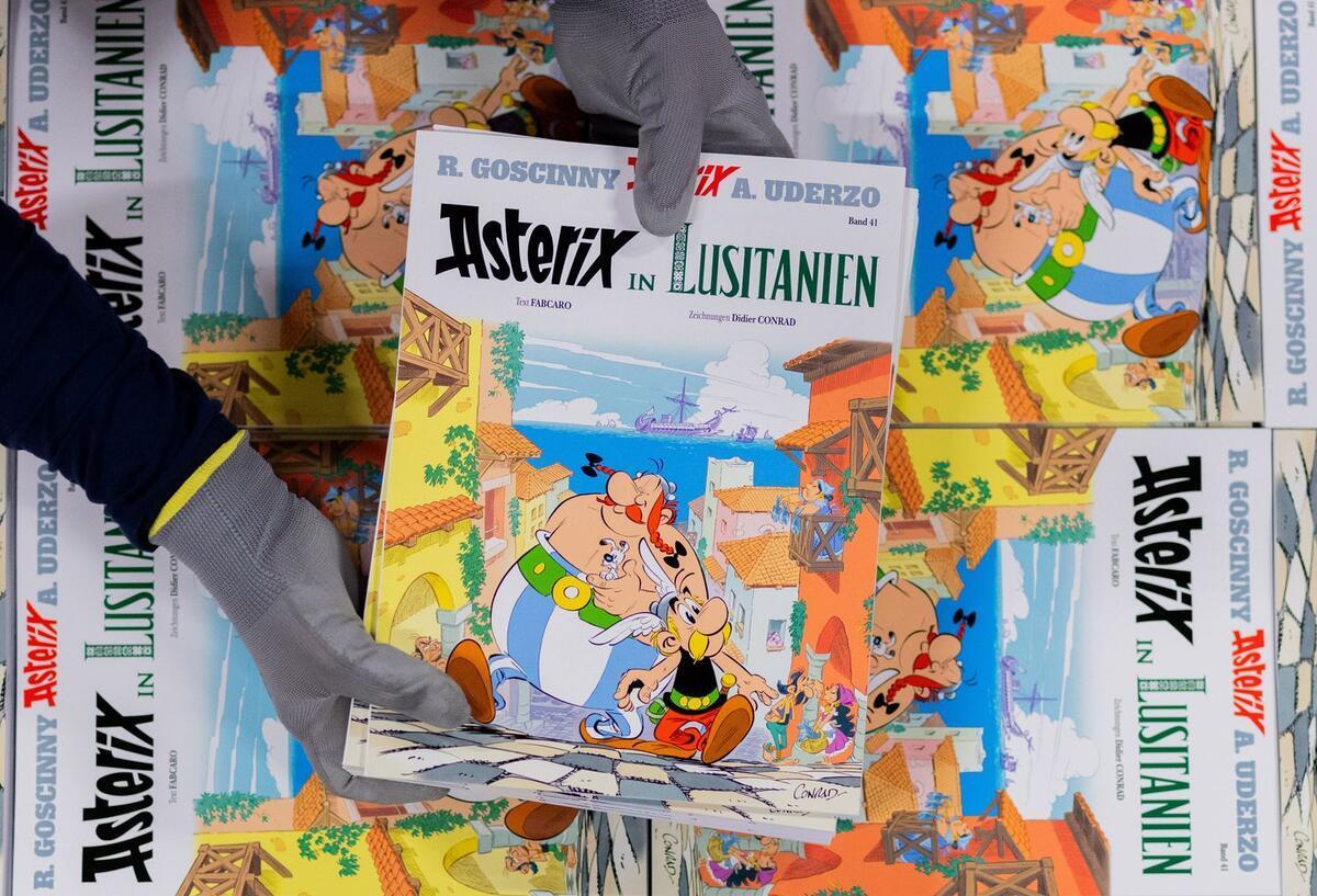 So hat man Obelix noch nie gesehen: „Asterix in Lusitanien“ Ausgaben des neuen Asterix-Bandes Nummer 41.