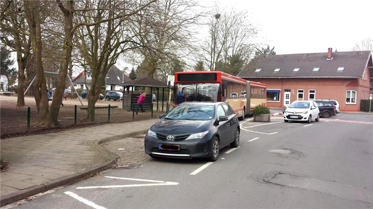 Autos behindern Schulbusse Ausgebremst. Obwohl die Kinder schon im Schulbus sitzen, kann der nicht abfahren. Ein parkendes Auto blockiert die Busspur. Weil sich solche Fälle häufen, droht die Firma Giese damit, den Schulbusverkehr bis vor die Grundschule in Loxstedt einzustellen.