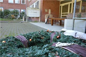 Ausgedienter Weihnachtsschmuck und eine Sitzgruppe muffiger Altmöbel im Eingangsbereich: Die Karolinenhöhe in Bad Bederkesa verfällt zusehends.
