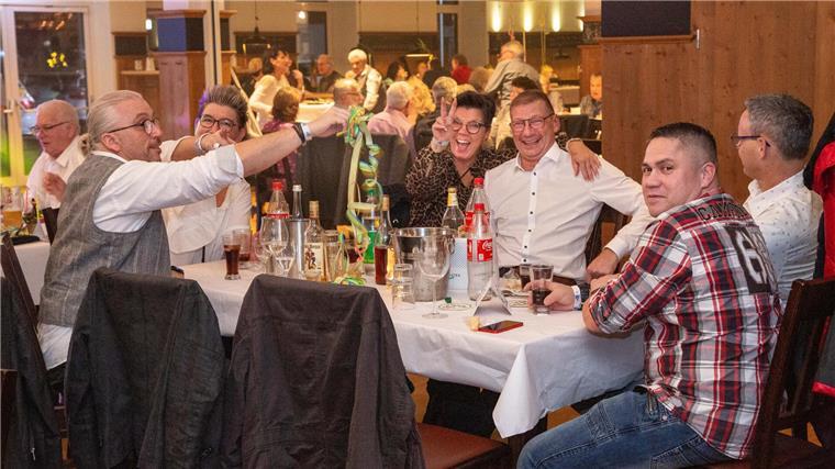 Die Wesermarsch feiert ausgelassen ins neue Jahr Ausgelassen war die Stimmung im Butjadinger Tor. Dort fand Nordenhams größte Silvesterparty statt.