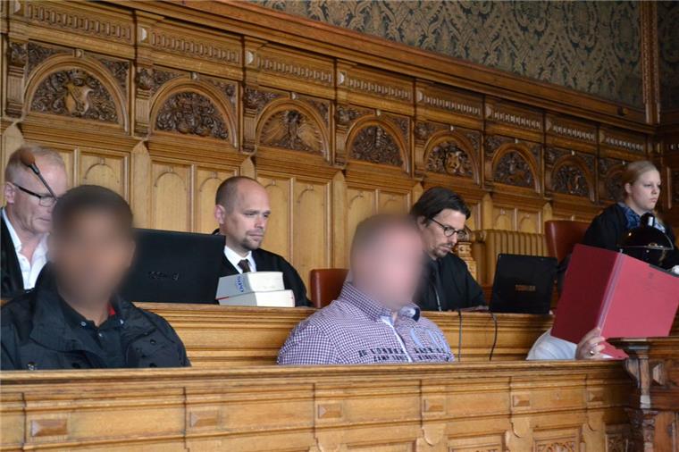 Wie peinlich: Kokain-Prozess kommt nicht in die Gänge Zoff im Gericht: Ausgerechnet zwei Halbbrüder bezichtigen sich gegenseitig der Lüge im Kokainprozess, in dem ansonsten die meisten Fakten durch Geständnisse geklärt sind.