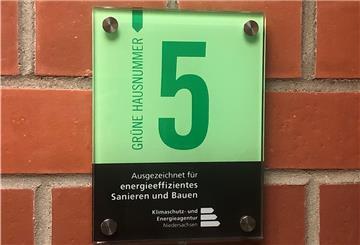 Ausgezeichnete Hauseigentümerinnen und -eigentümer erhalten eine solche „Grüne Hausnummer“.