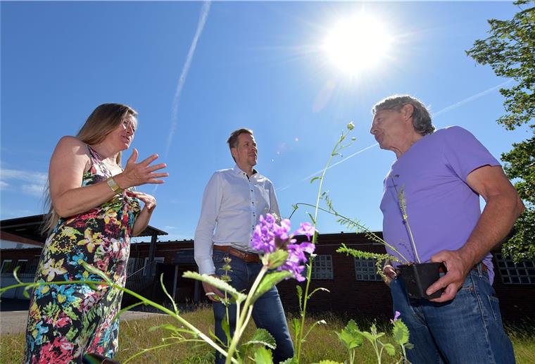 Weddewardener Firma setzt Zeichen für den Umweltschutz Ausgezeichneter Ort für biologische Vielfalt: Torsten Stadler (rechts) und Christine Cramm ehren Rolf Treusch für sein Engagement.