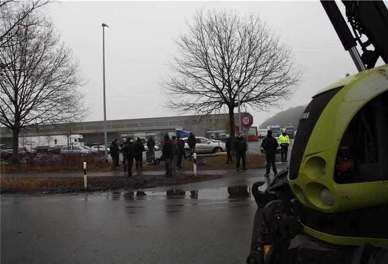 Ausharren bei winterlichen Temperaturen: Die Landwirte haben sich mit ihren Schleppern vor der Zufahrt zum Zentrallager in Beverstedt für die Blockade positioniert. Foto: Gehrke