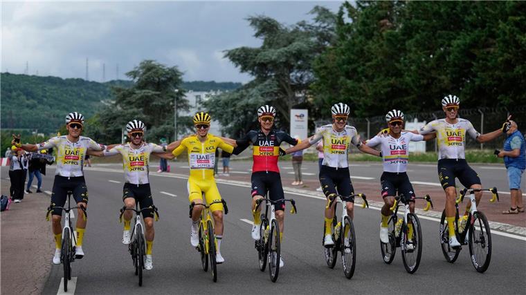 Lipowitz Dritter bei Tour de France - Pogacar gewinnt Ausnahmefahrer Tadej Pogacar feiert auf der Schlussetappe mit seinen Teamkollegen.