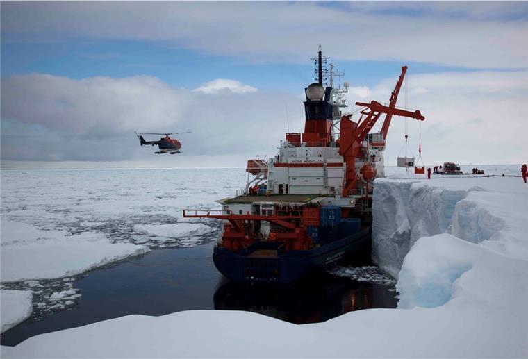 AWI: Antarktis-Reisende müssen in Südafrika in Corona-Quarantäne Die Polarstern im Eis.