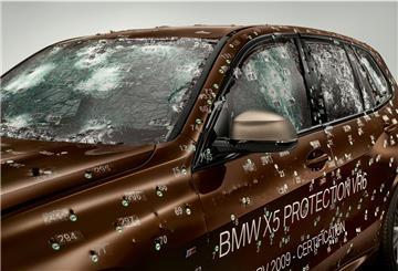 Außen hinüber, aber im Innenraum sind im Idealfall alle noch am Leben: Ein umgerüsteter BMW X5 Protection VR6 nach einem Beschusstest. 