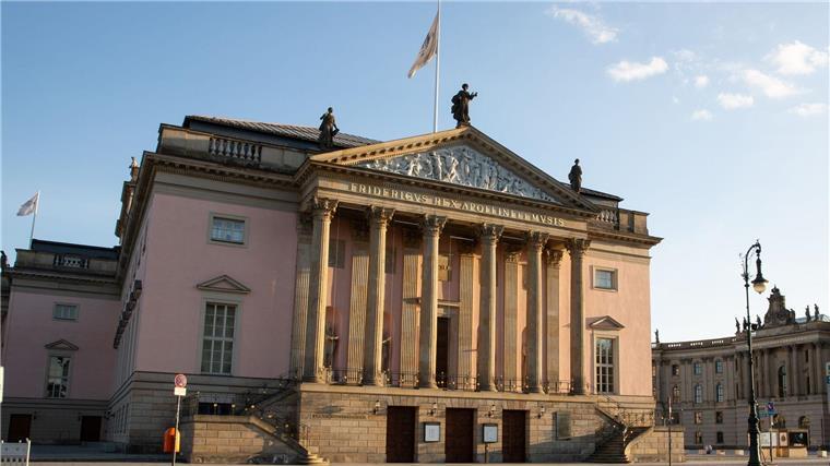 „Schande Netrebko“: Opernstar spaltet mit Auftritt in Berlin Außenansicht der Staatsoper Unter den Linden im Sonnenuntergang.