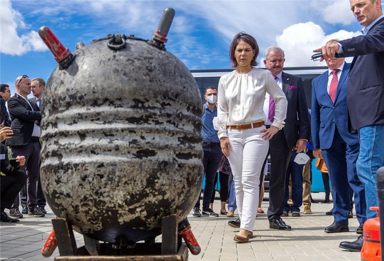 Weltkriegsmunition in der Nordsee: Gefährliche Altlasten auf Kosten der Umwelt Außenministerin Annalena Baerbock (Grüne) vor einer in der Nordsee geborgenen Wassermine aus dem Ersten Weltkrieg