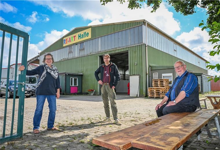 Der Bauhof in Ihlienworth wird zur Ausstellungshalle Drei Personen vor einer Halle