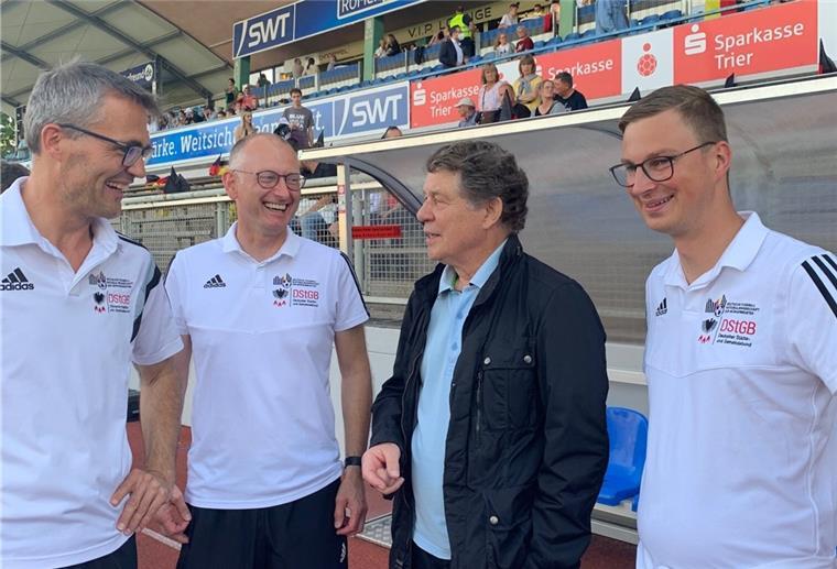Benefizturnier mit Loxstedter Bürgermeister: 750.000 Euro für die Flutopfer Austausch unter Fußballern: Der Loxstedter Bürgermeister Detlef Wellbrock (2. von links), gemeinsam mit seinen Bürgermeisterkollegen Jürgen Stempfle (links) und Andre Stenda (rechts) im Gespräch mit Trainerlegende Otto Rehagel.