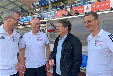 Austausch unter Fußballern: Der Loxstedter Bürgermeister Detlef Wellbrock (2. von links), gemeinsam mit seinen Bürgermeisterkollegen Jürgen Stempfle (links) und Andre Stenda (rechts) im Gespräch mit Trainerlegende Otto Rehagel.