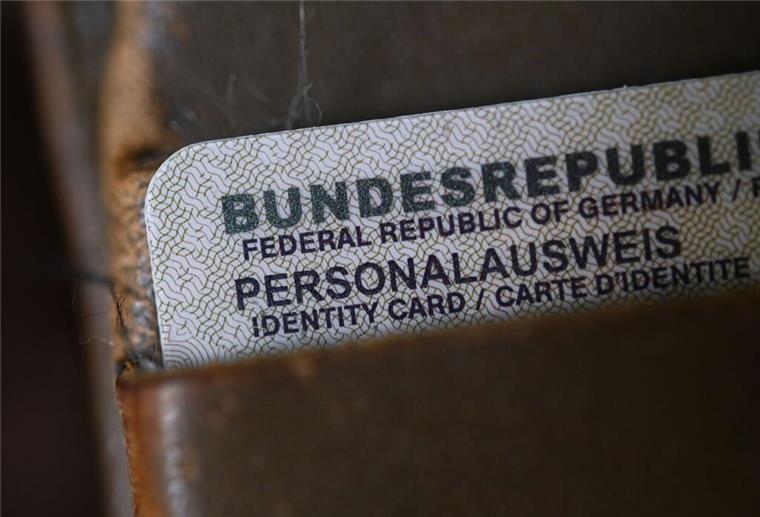 Ein Personalausweis der Bundesrepublik Deutschland steckt in einem Geldbeutel.