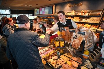 Auszubildende der Bäckerei Engelbrecht haben am Samstag die Chefrolle übernommen. Hier bedient Azubi Juri Wittpenn einen Kunden.