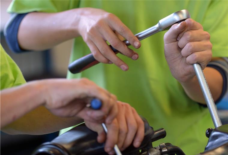 Gewerkschaften fürchten wegen Coronavirus um Ausbildungsplätze Auszubildende schrauben an einem Motor. Durch die finanzielle Belastung für Unternehmen in der Coronakrise drohen Ausbildungsplätze wegzubrechen.