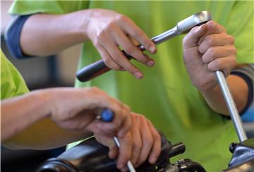 Auszubildende schrauben an einem Motor. Durch die finanzielle Belastung für Unternehmen in der Coronakrise drohen Ausbildungsplätze wegzubrechen.