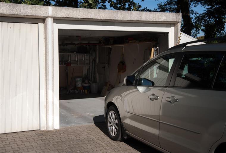 Ein Auto steht vor einer Garage.