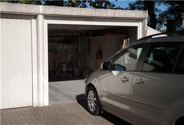 Ein Auto steht vor einer Garage.