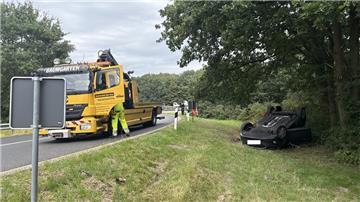 Auto landet auf dem Dach.