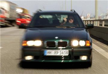 Ein "Autobahn-Drängler" versucht sich mit Hilfe seiner Lichthupe auf der linken Spur der A7 bei Hamburg freie Fahrt zu verschaffen.