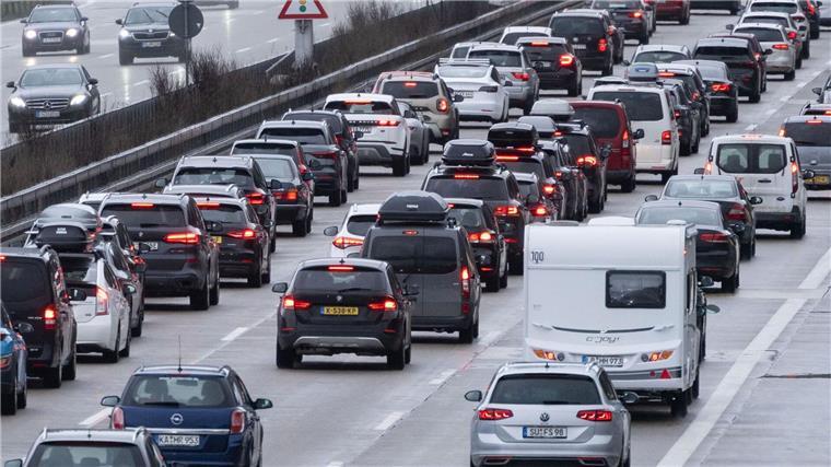 Autofahrer brauchen viel Geduld am Wochenende - auch die Innenstädte können sehr voll werden. (Archivbild)