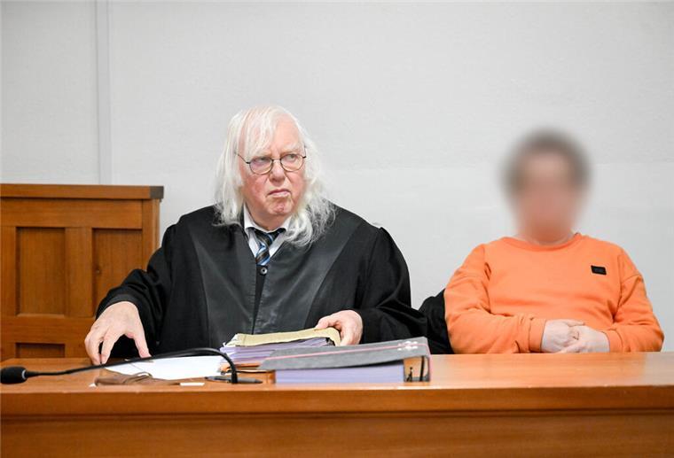 12.11.2024, Niedersachsen, Oldenburg: Der 46-jährige Angeklagte sitzt vor Prozessbeginn im Gerichtssaal. Dem Mann wird vorgeworfen am 8. Januar 2024 von einer Trecker-Demonstration auf der Bundesstraße 72 bei Friesoythe (Landkreis Cloppenburg) aufgehalten worden sein. Er soll daraufhin versucht haben, die Blockade zu durchbrechen. Der Autofahrer steht unter Verdacht, den Landwirt angefahren und mindestens sechs Meter über den Asphalt geschleift zu haben. Foto: Sina Schuldt/dpa +++ dpa-Bildfunk +