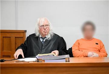 12.11.2024, Niedersachsen, Oldenburg: Der 46-jährige Angeklagte sitzt vor Prozessbeginn im Gerichtssaal. Dem Mann wird vorgeworfen am 8. Januar 2024 von einer Trecker-Demonstration auf der Bundesstraße 72 bei Friesoythe (Landkreis Cloppenburg) aufgehalten worden sein. Er soll daraufhin versucht haben, die Blockade zu durchbrechen. Der Autofahrer steht unter Verdacht, den Landwirt angefahren und mindestens sechs Meter über den Asphalt geschleift zu haben. Foto: Sina Schuldt/dpa +++ dpa-Bildfunk +