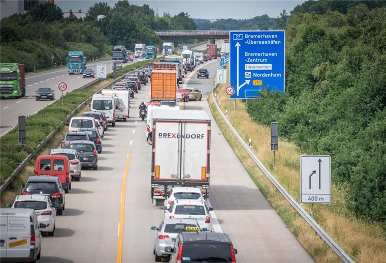 Die A27 bei der Anschlussstelle Bremerhaven-Zentrum. Es stauen sich die Autos.