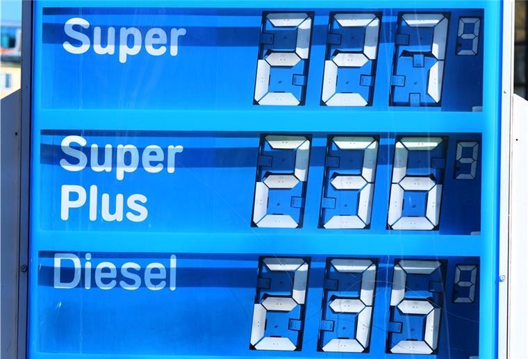 Lindner sieht große Chancen für Tank-Zuschuss Autofahrer hierzulande sind bisher nicht spritsparend mit gedrosseltem Tempo unterwegs.