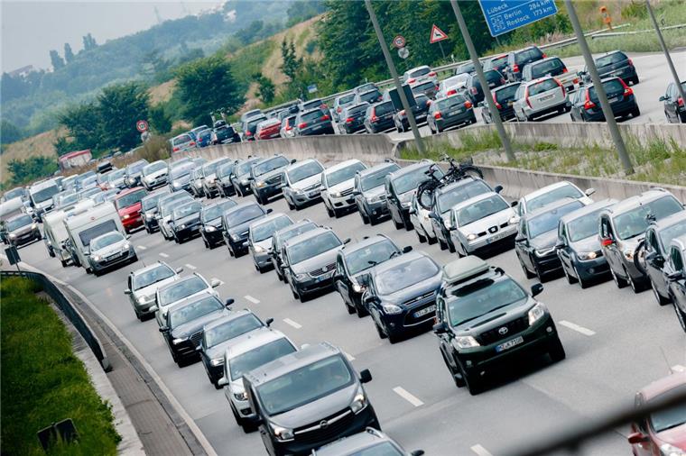A1, A7 und A27: Lange Staus im Osterverkehr Autofahrer im Norden brauchen am Osterwochenende viel Geduld.