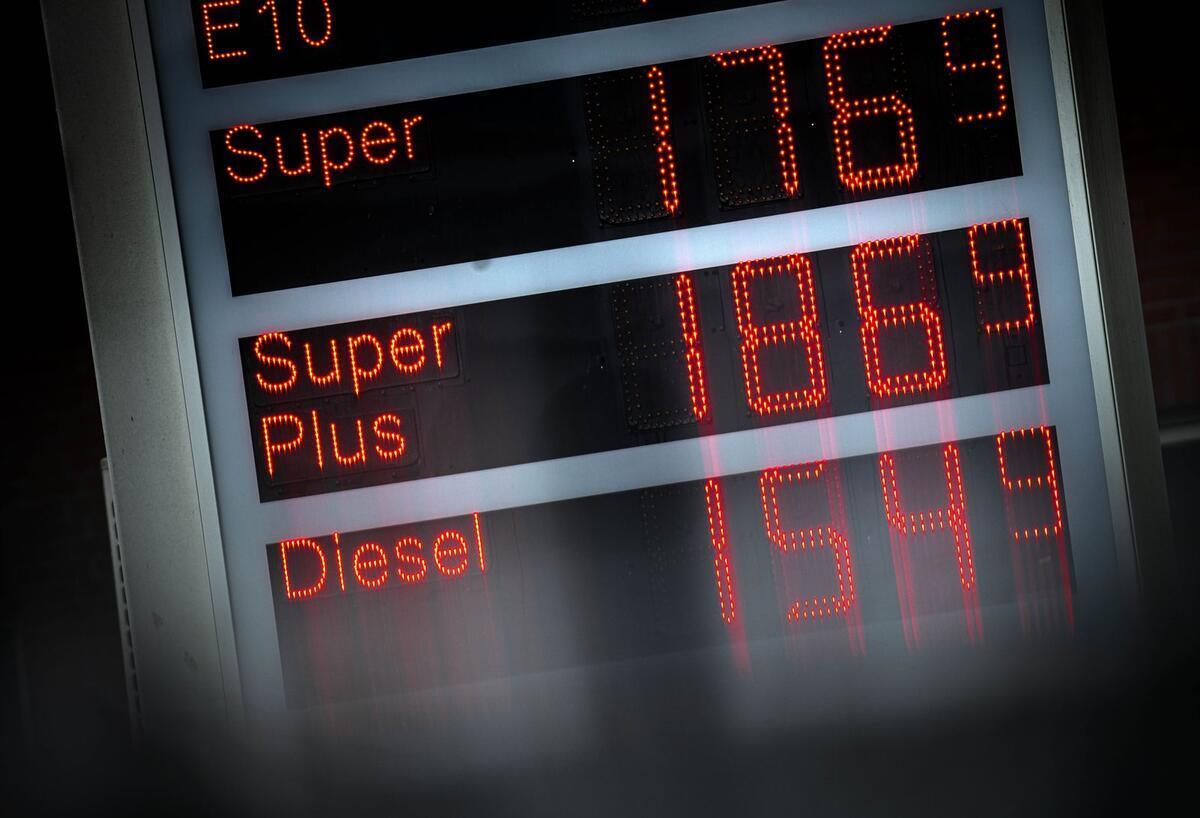 Die Kraftstoffpreise werden an einer Tankstelle angezeigt.