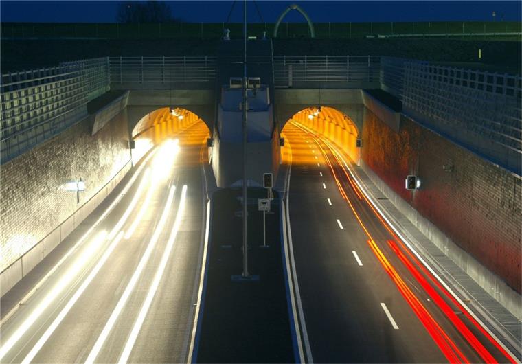 Kaputte Stromleitung: Verkehrsbehinderungen im Wesertunnel Autofahrer müssen sich weiterhin auf Verkehrsbehinderungen im Wesertunnel einstellen.