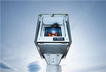 An der Bundesstraße B6 in der Region Hannover steht ein Streckenradar der Firma Traffipax.