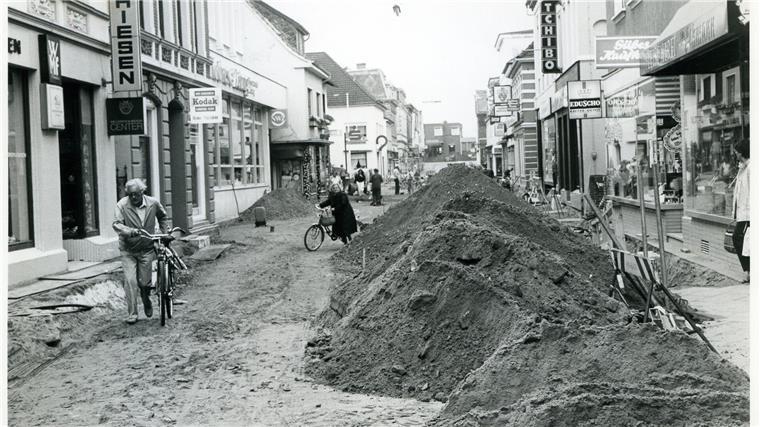 Kaum wiederzuerkennen: Wie sich die Braker Innenstadt verändert hat Autofrei, aber aus anderen Gründen als heute: die Breite Straße als Baustelle.