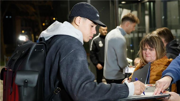 Fans im Spitzensport: Was, wenn die Liebe zu weit geht? Autogramme geben, Selfies machen: Für berühmte Spitzensportler ist das Alltag.