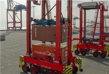 Automatisch gesteuerte Van Carrier bedienen auf dem Eurogate-Terminal in Wilhelmshaven die Containerbrücken. 