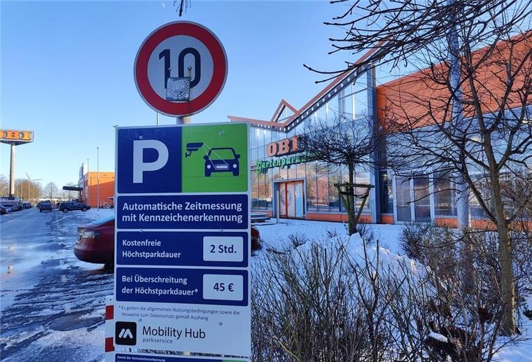 Digitale Kennzeichenerfassung: Tolle Idee oder unzuverlässige Kostenfalle? Ein Schild auf dem Regeln für das Parken der Kunden stehen.