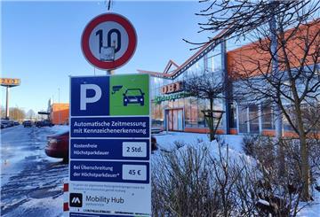 Ein Schild auf dem Regeln für das Parken der Kunden stehen.