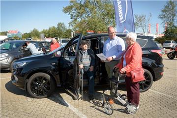 Automesse in Spaden. Andreas Kirchhoff (mitte, Schmalzried) im Gespräch mit Inge...