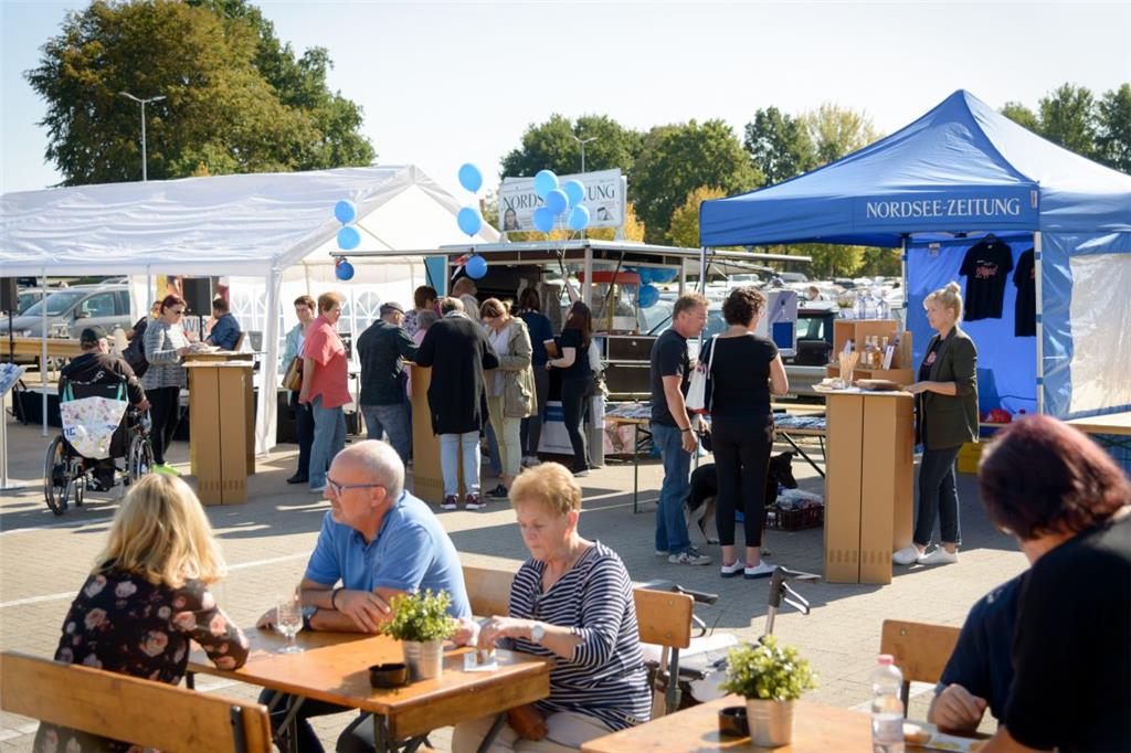 Automesse in Spaden. Blick auf den Stand der Nordsee-Zeitung. Foto: Schimanke