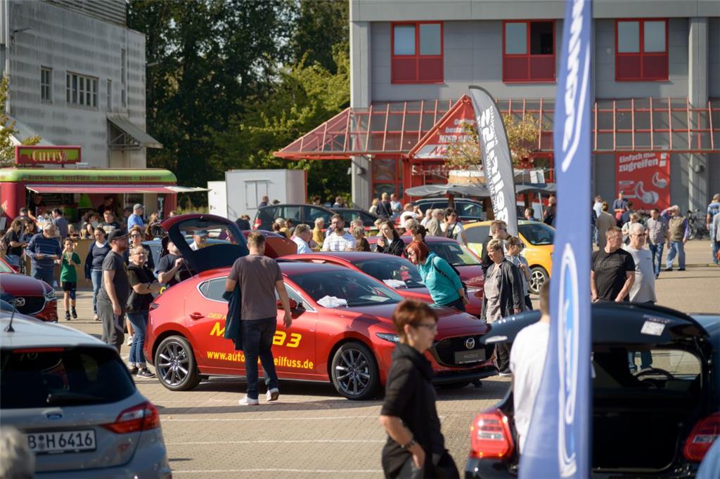 Automesse in Spaden. Der Publikumszuspruch stimmte. Foto: Schimanke