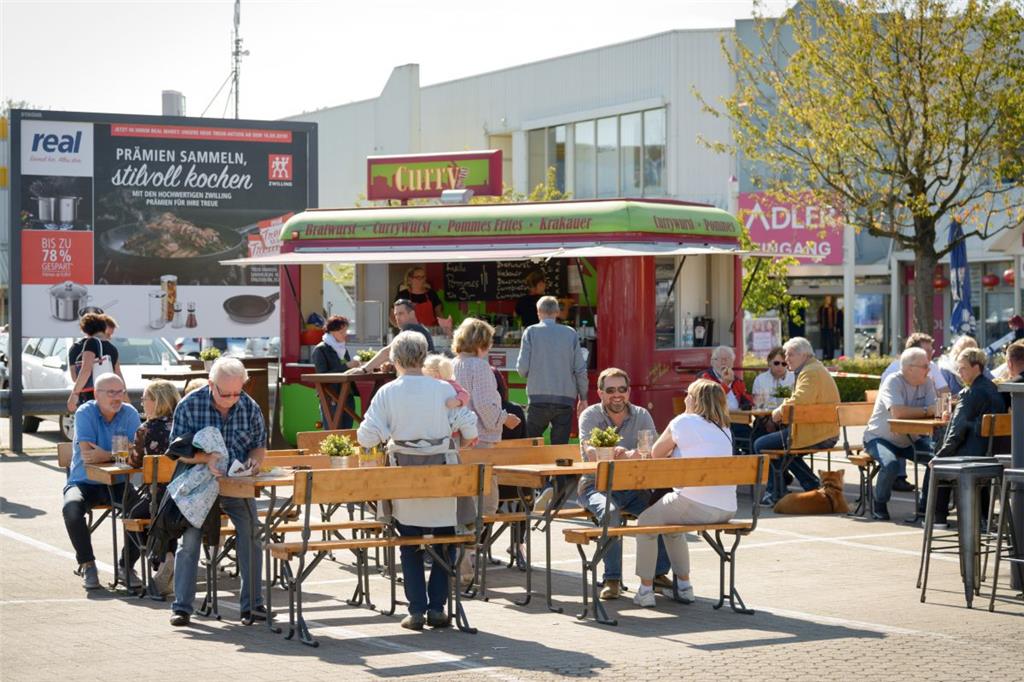 Automesse in Spaden. Es gab auch ein Gastro-Angebot. Foto: Schimanke