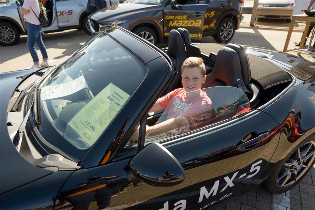 Automesse in Spaden. Finn (11) im Mazda MX-5. Foto: Schimanke